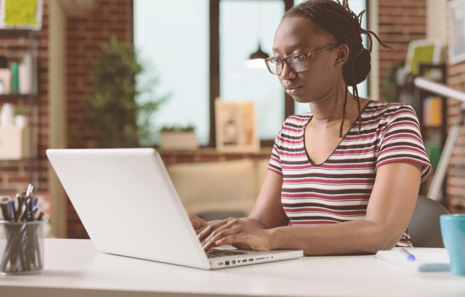 Oficinas de azedivionlilio en Málaga, espacio moderno dedicado a la seguridad bancaria digital